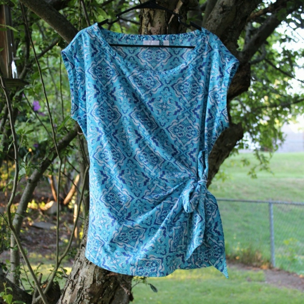 Side tie. Shirt short sleeve shirt.